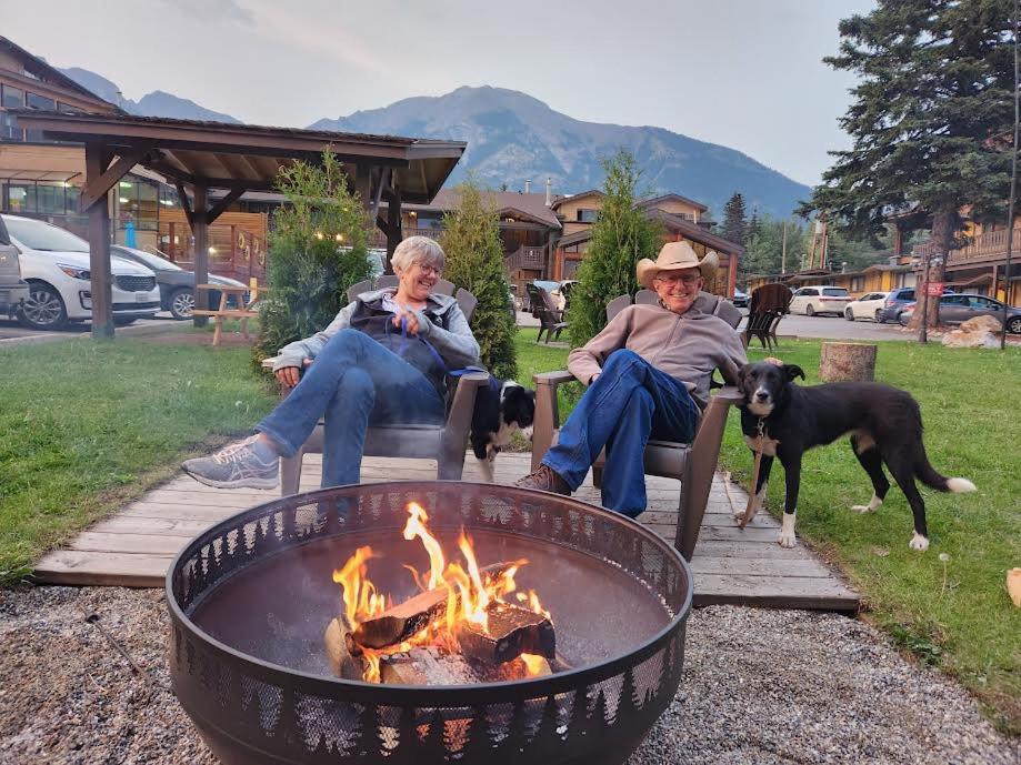 Rundle Mountain Lodge Canmore Dış mekan fotoğraf